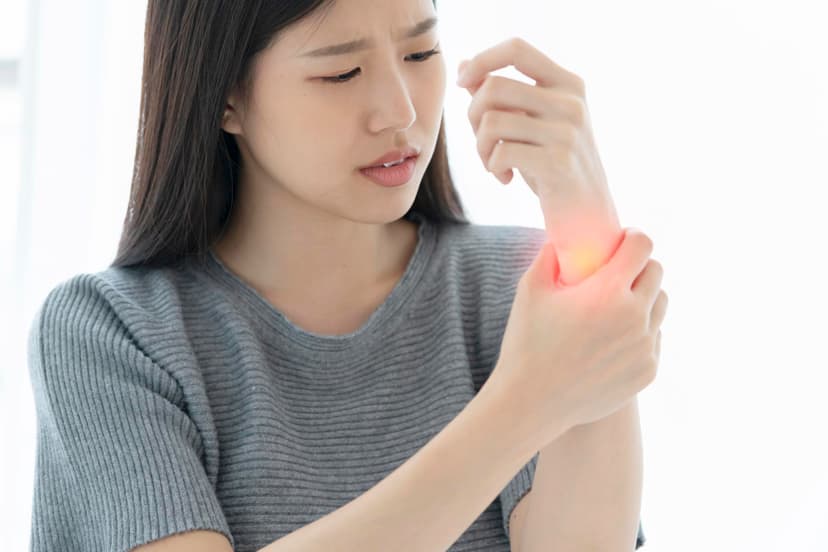 Đau cổ tay sau sinh là gì? Những điều cần biết về đau cổ tay sau sinh