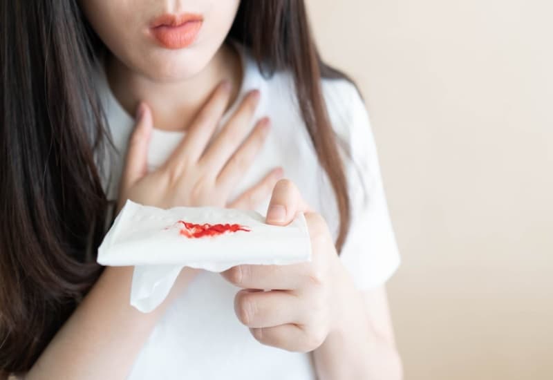 Nôn ra máu: Những điều bạn cần biết khi gặp triệu chứng này