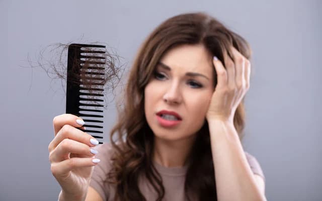 Rụng Tóc Là Gì? Nguyên Nhân, Dấu Hiệu Và Cách Điều Trị Hiệu Quả