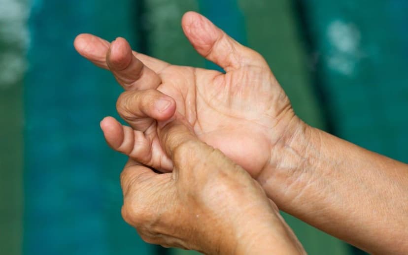 Ngón tay lò xo là gì? Những điều cần biết về ngón tay lò xo